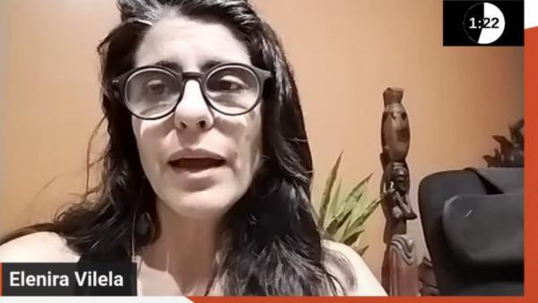 Trecho da live transmitida no canal do YouTube do portal de notícias Opera Mundi, em que militante fala em “destruir politicamente” a ex-primeira-dama Michelle Bolsonaro (22.dez.2023) | Reprodução/YouTube