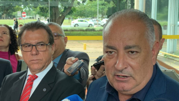 O ministro do Trabalho e Emprego, Luiz Marinho (esq.), e o presidente da Central Única dos Trabalhadores, Sérgio Nobre