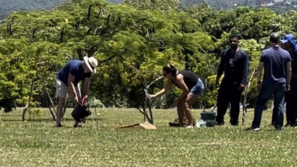 Lula plantou algumas mudas no jardim do Alvorada neste sábado (20.jan.2024)