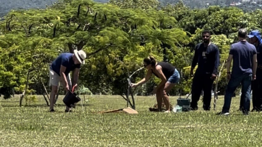 Lula plantou algumas mudas no jardim do Alvorada neste sábado (20.jan.2024)
