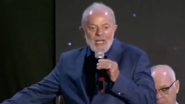 Lula em cerimônia de criação do Parque Tecnológico Aeroespacial da Bahia