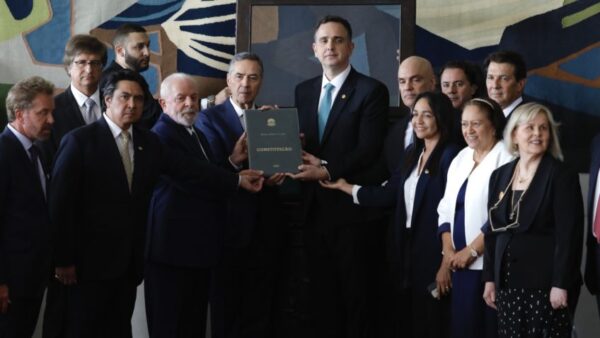 O presidente da República Luiz Inácio Lula da Silva, do Supremo, Roberto Barroso, e do Congresso, Rodrigo Pacheco, em entrega simbólica de constituição em lembrança de 1 ano dos ataques de 8 de Janeiro