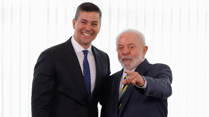 Fotografia colorida de Lula e Santiago Peña.