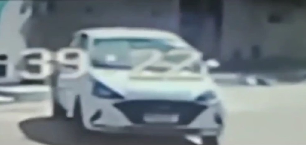 Carro de companhia de água do RN filmado em manobra perigosa em Natal — Foto: Reprodução