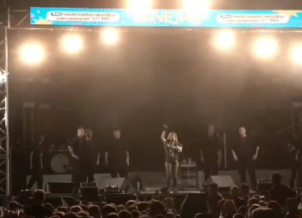 Cantora suspende show após homem ser esfaqueado durante show em festa pública no RN — Foto: Reprodução