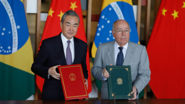 O chanceler Mauro Vieira, recebeu o ministro das Relações Exteriores da China, Wang Yi, onde assinaram acordo que passou 10 anos o visto de entrada com múltiplas entradas, no Itamaraty. A expectativa é de que o representante chinês também tenha um encontro com o presidente Luiz Inácio Lula da Silva (PT)