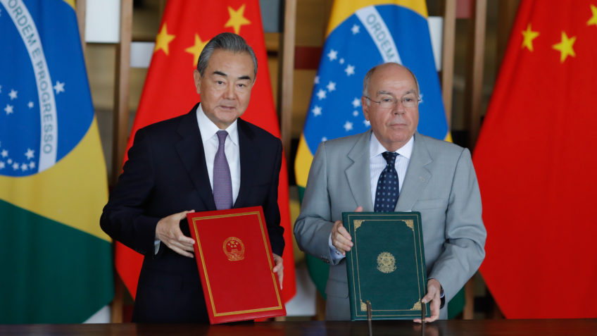 O chanceler Mauro Vieira, recebeu o ministro das Relações Exteriores da China, Wang Yi, onde assinaram acordo que passou 10 anos o visto de entrada com múltiplas entradas, no Itamaraty. A expectativa é de que o representante chinês também tenha um encontro com o presidente Luiz Inácio Lula da Silva (PT)