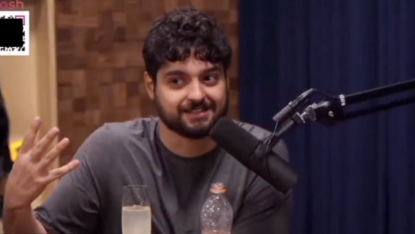 Monark durante gravação do Flow Podcast