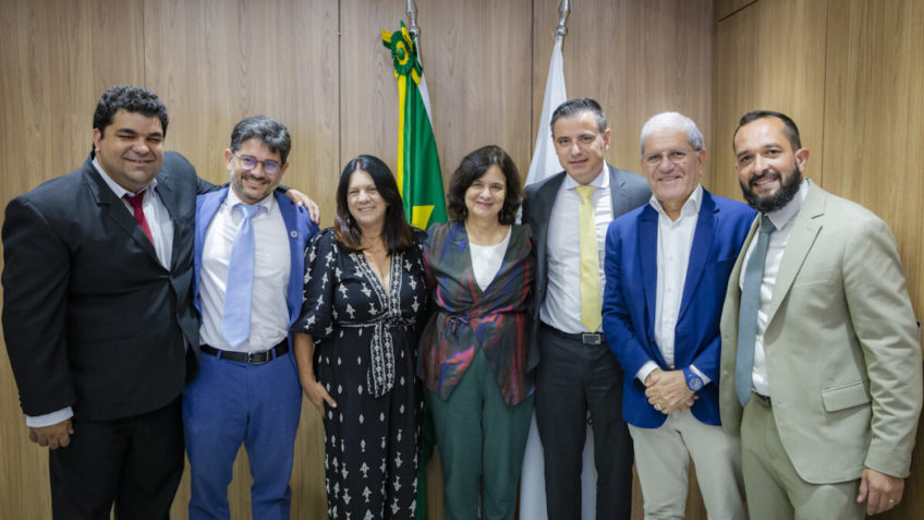 A ministra Nísia Trindade (Saúde) aparece ao centro, abraçada à prefeita de Cabo Frio, Magdala Furtado (PL)