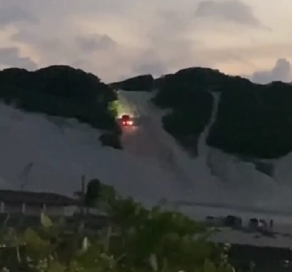 Carros sobem duna no litoral potiguar. Prática é considerada crime ambiental — Foto: Reprodução