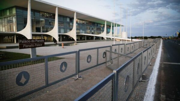 palacio do planalto volta a ter grades de proteçao