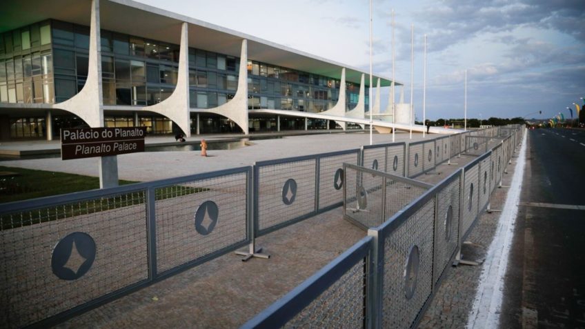 palacio do planalto volta a ter grades de proteçao