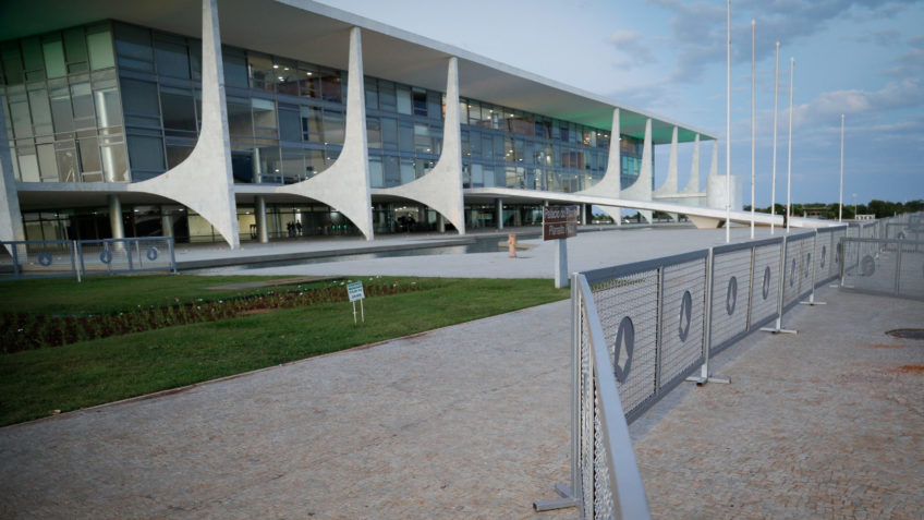 Palacio do Planalto com grades