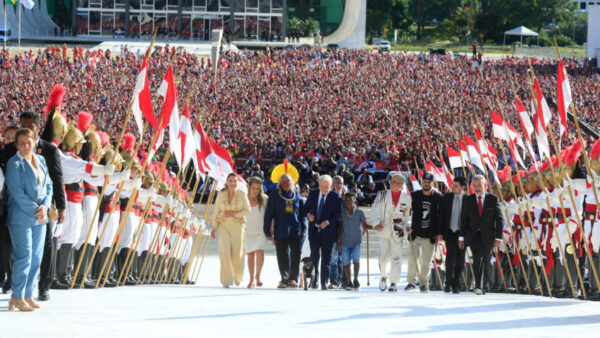 Lula sobe rampa do Planalto