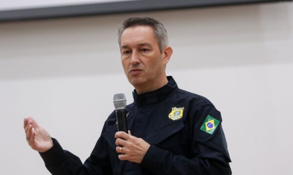 Brasília - 25/05/2023 - PRF - A Polícia Rodoviária Federal (PRF) apresenta o Projeto Estratégico Bodycams, que trata do conjunto de estudos do órgão, sob orientação do Ministério da Justiça e Segurança Pública (MJSP), para implementar o uso de câmeras corporais nos uniformes dos policiais. Na foto o gerente do projeto Bodycam, Luciano da Silva Fernandes. Foto: Antônio Cruz/ Agência Brasil