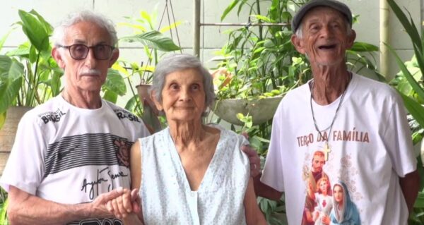 Pedro Francisco (o irmão que estava desaparecido), Salete Fernandes e Gideval Fernandes — Foto: Reprodução/Inter TV Cabugi