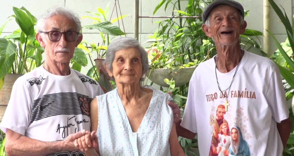 Pedro Francisco (o irmão que estava desaparecido), Salete Fernandes e Gideval Fernandes — Foto: Reprodução/Inter TV Cabugi