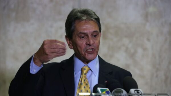 Ex-deputado Roberto Jefferson durante entrevista a jornalistas