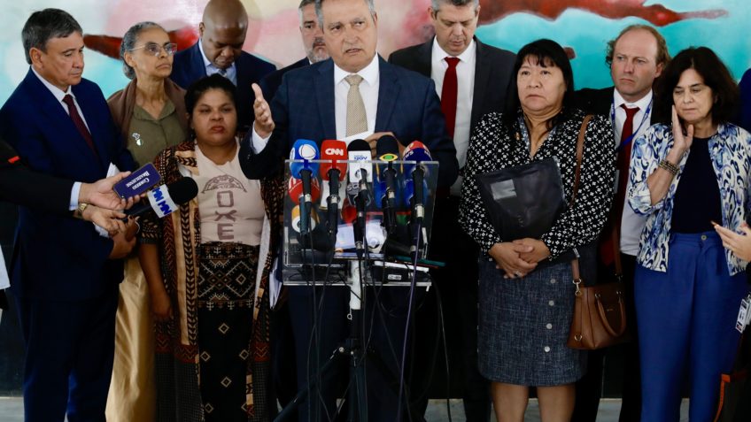 O ministro Rui Costa deu entrevista a jornalistas nesta 3ª feira (9.jan.2024) no Palácio do Planalto, acompanhado de outros ministros, para relatar reunião com o presidente Luiz Inácio Lula da Silva sobre a questão indígena