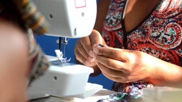 costureira trabalhando com máquina