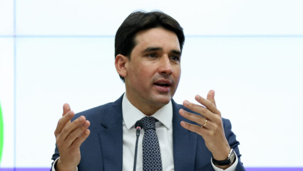 Silvio Costa Filho em coletiva