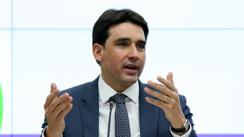 Silvio Costa Filho em coletiva