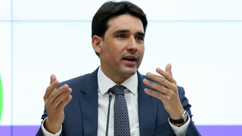 Silvio Costa Filho em coletiva