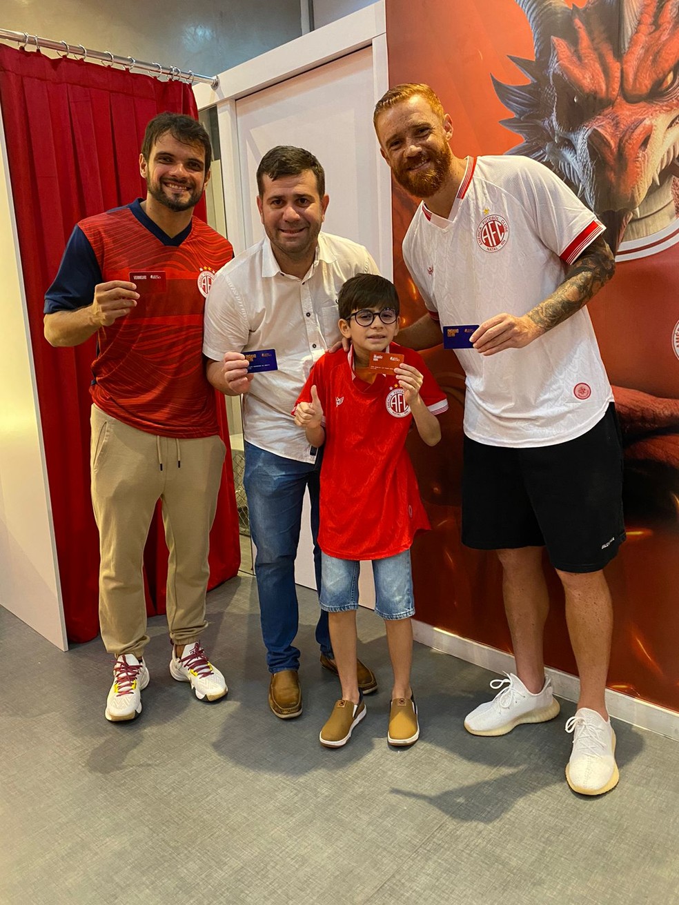 Norberto e Souza posam com torcedores do América-RN — Foto: Diego Simonetti