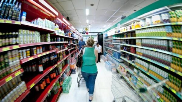 mulher fazendo compras em supermercado