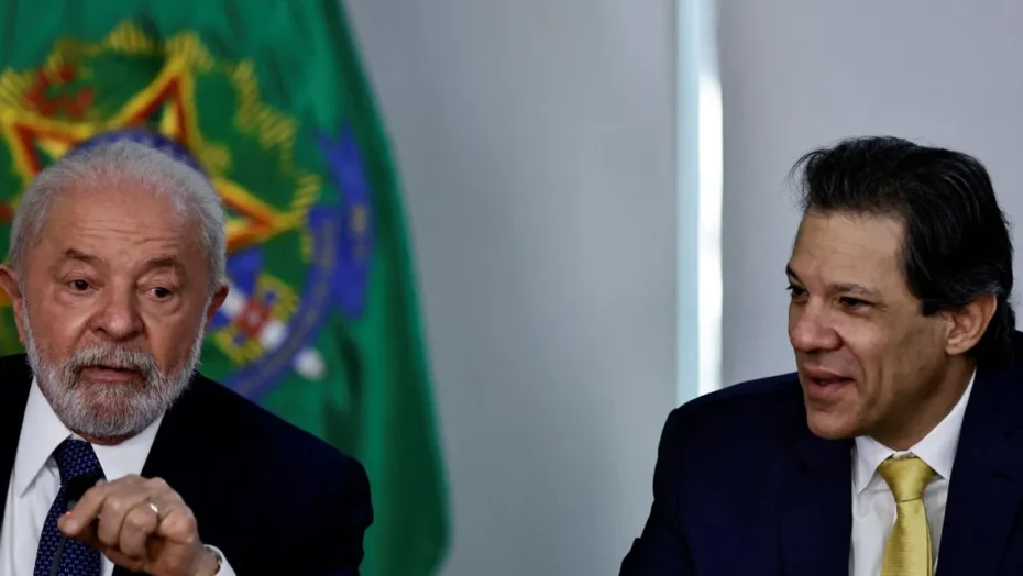 Presidente Luiz Inácio Lula da Silva e o ministro Fernando Haddad conversam no Palácio do Planalto. Foto: REUTERS/Ueslei Marcelino