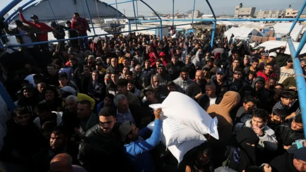 Palestinos recebem ajuda durante trégua na guerra em Gaza. Foto: REUTERS/Ibraheem Abu Mustafa
