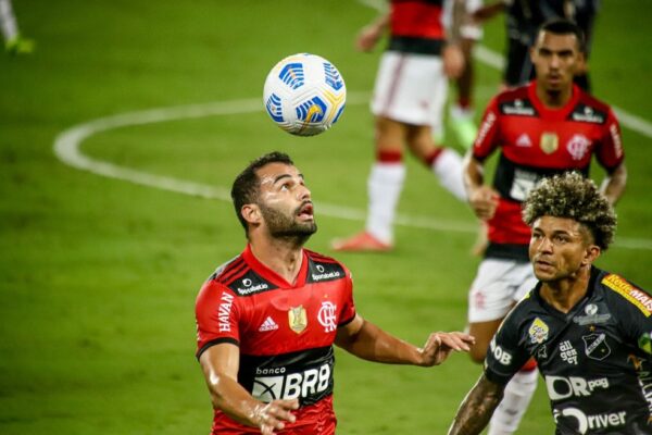 Thiago Maia esteve em campo na última passagem do Flamengo pela Arena das Dunas — Foto: Alexandre Lago