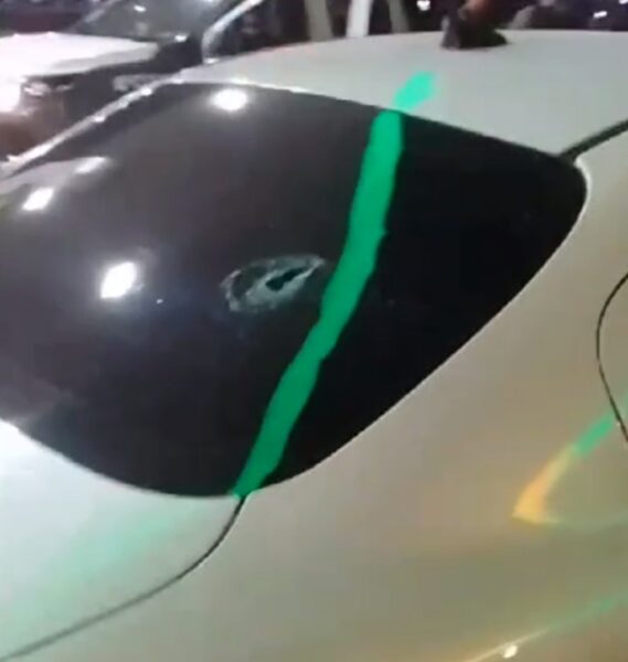 Marca de tiro em táxi da Paraíba atingido por disparos feitos por policiais militares no RN — Foto: Reprodução