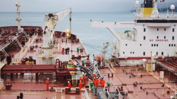 Transbordo entre navios no terminal da Transpetro em São Sebastião