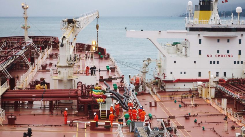 Transbordo entre navios no terminal da Transpetro em São Sebastião