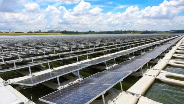 Usina flutuante de produção de energia solar