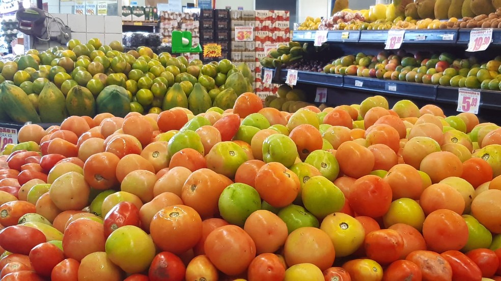 Tomate foi o segundo produto com maior queda de preço em um ano em Natal — Foto: Sérgio Henrique Santos/Inter TV Cabugi