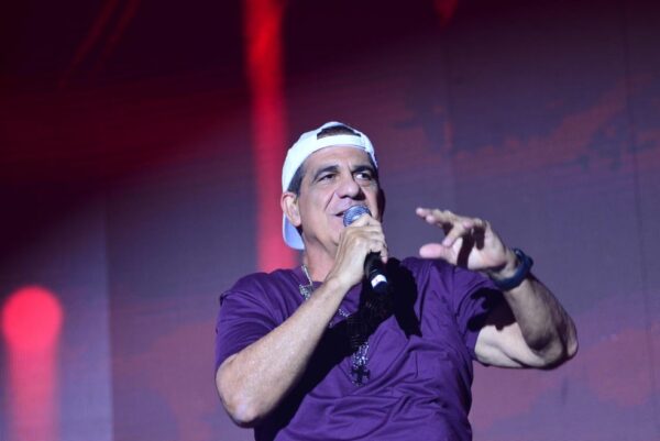 Durval Lelys puxa trio elétrico na praia de Pirangi — Foto: Joilson César/ Ag. Picnews