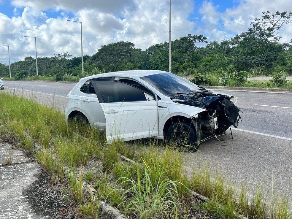 Carro com queixa de roubo é encontrado sem peças em avenida na Zona Sul de Natal — Foto: Vinicius Marinho/Inter TV Cabugi