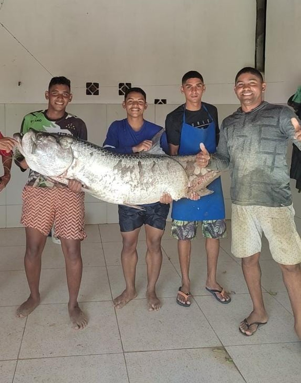 Pedro Henrique (à esquerda) e Alison Ricardo (ao lado dele, de azul) pescaram de cerca de 50 quilos — Foto: Divulgação
