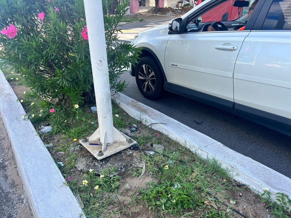 Motociclista morre após colidir com outra moto e bater a cabeça em poste na Avenida Salgado Filho, em Natal — Foto: Vinicius Marinho/Inter TV Cabugi