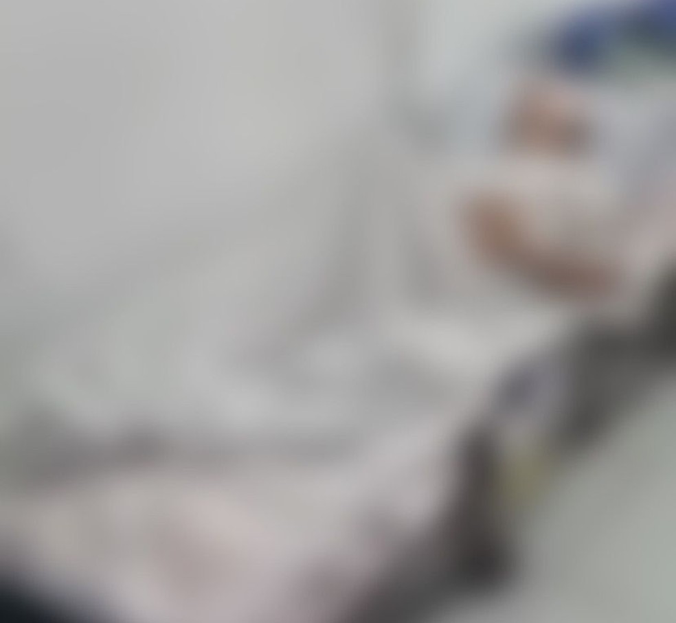 Renato está improvisado em sala de sutura — Foto: Divulgação