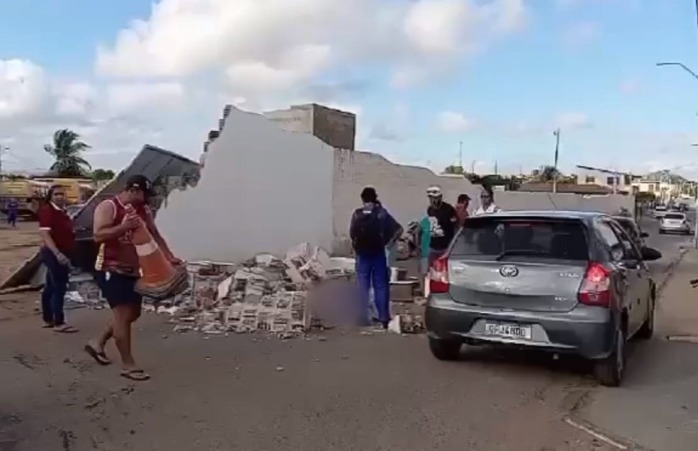 Muro atingido por caminhão cai e mata ex-vereador de Lajes, no RN — Foto: Reprodução