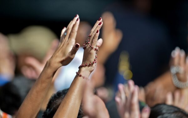 Fiel segura terço nas mãos enquanto enquanto faz oração, em foto ilustrativa — Foto: Gabriel Bouys/AFP