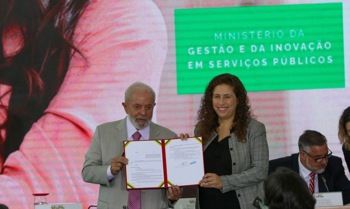 Brasília, DF 26/02/2024 O presidente Luiz Inácio Lula da Silva e a ministra de Gestão e Inovação em Serviços Públicos, Esther Dweck, acompanhados dos ministros da Secom, Paulo Pimenta e da Casa Civil, Rui Costa, durante lançamento do Programa de Democratização dos Imóveis da União.  Foto: Fabio Rodrigues-Pozzebom/ Agência Brasil