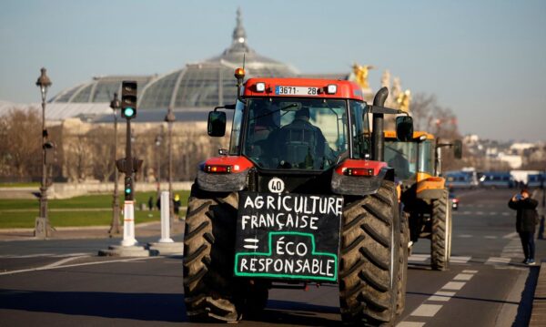 Agricultores franceses dirigem seus tratores durante protesto por regulamentações ambientais, em Paris, França