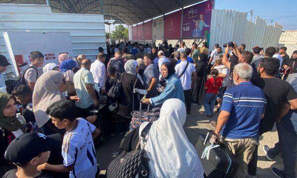 Palestinos com dupla cidadania caminham no posto fronteiriço de Rafah com o Egito, na esperança de obter permissão para deixar Gaza, em meio ao conflito em curso entre Israel e o grupo islâmico palestino Hamas, em Rafa, no sul da Faixa de Gaza, em 1º de novembro de 2023. REUTERS/Arafat BarbakhREUTERS/Arafat Barbakh