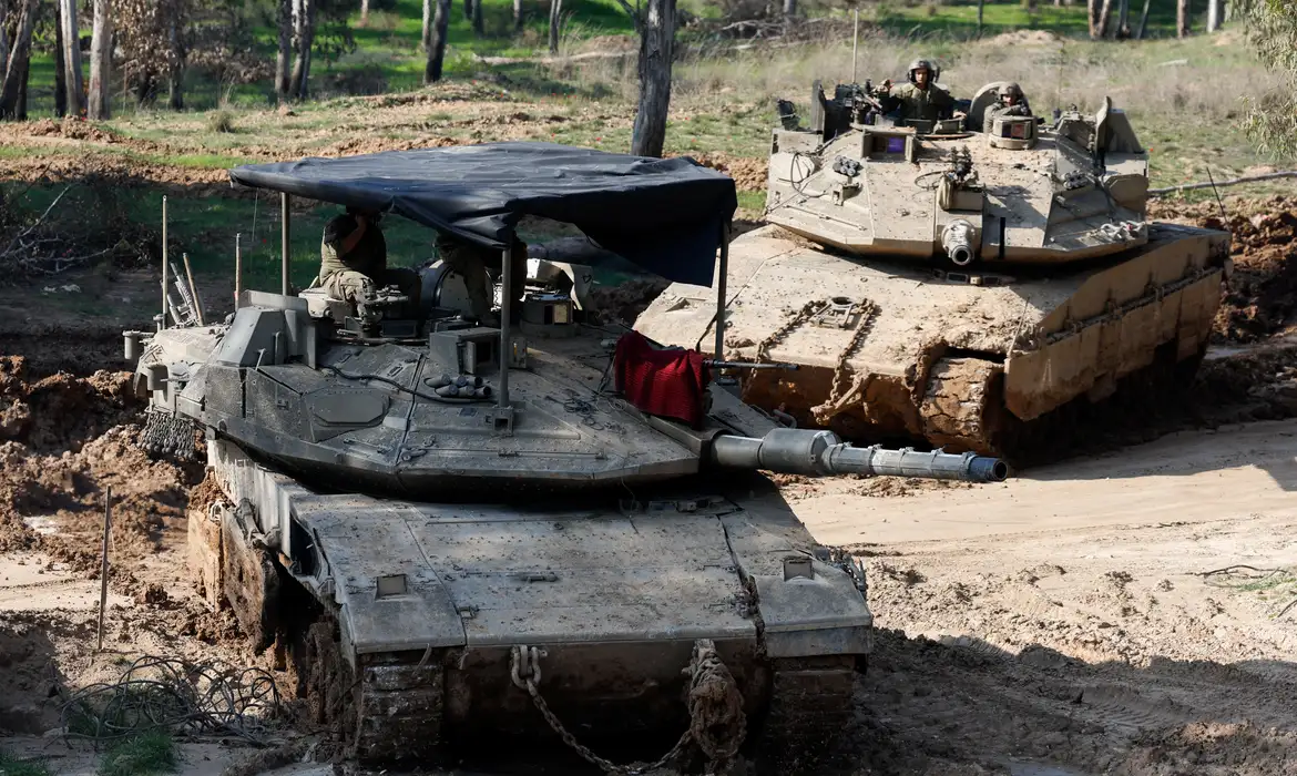 Tanques israelenses perto da fronteira de Gaza
7/2/2024    REUTERS/Amir Cohen