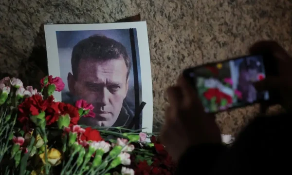 Flores colocadas ao lado de uma foto do líder da oposição russa Alexei Navalny no monumento às vítimas da repressão política, em São Petersburgo, Rússia, após a morte de Navalny
16/02/2024
REUTERS/Stringer
