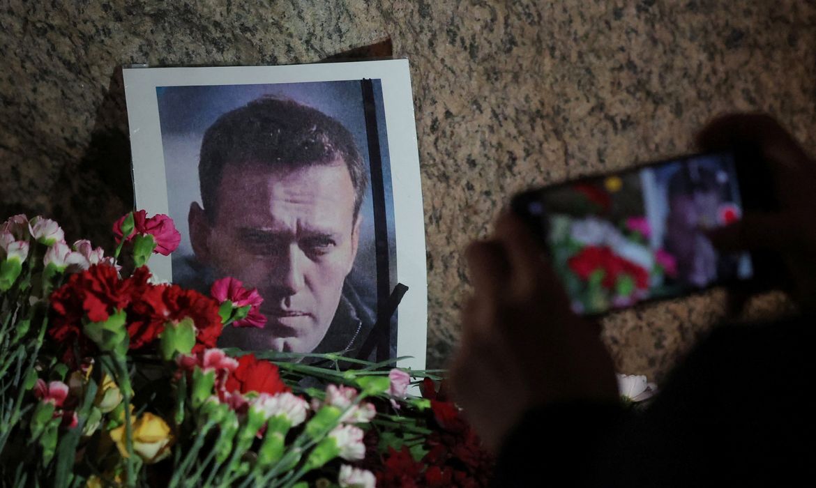 Flores colocadas ao lado de uma foto do líder da oposição russa Alexei Navalny no monumento às vítimas da repressão política, em São Petersburgo, Rússia, após a morte de Navalny
16/02/2024
REUTERS/Stringer